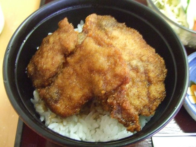 カツは新潟カツ丼に似た感じの衣で、東京ではまずお目にかかれない感じのもの。それにかかっているソースはウスターソースみたいな感じで、やっぱり新潟のとは違う。でも共通しているのはカツ丼でありながら軽い感じ、ということですね。
