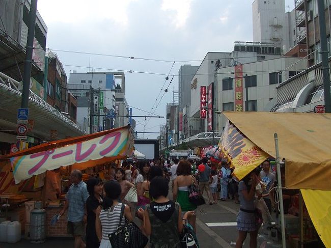 駅に戻る途中で夏祭り？の屋台がたくさん出ていました。