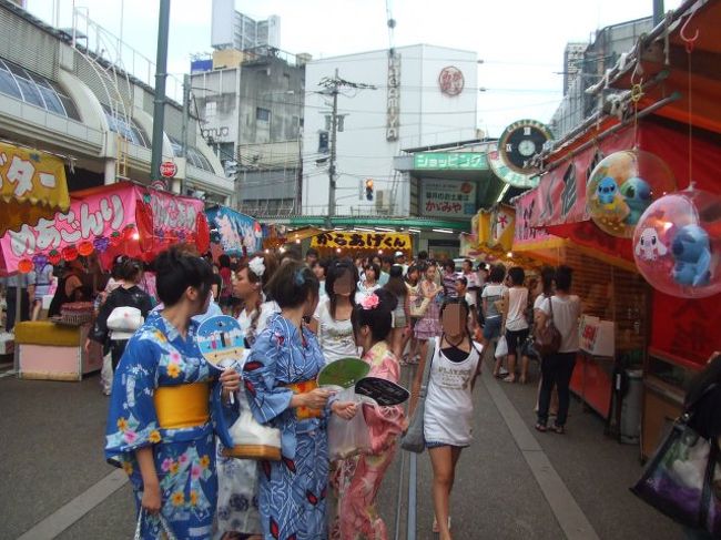 やっぱり夏祭りと言えば浴衣。若い子たちも色とりどりの浴衣を着ていますね。