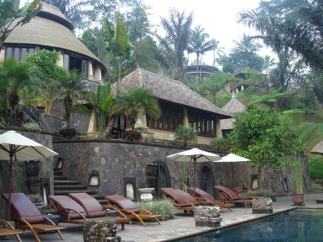 プールから見たエステルームとジム。<br />プールは５×１５ｍくらいかな？<br />だんだん深くなり、一番深いところは１７０ｃｍ近くありそう。<br /><br />アクティビティーに、アクアエアロビクスがあります。<br />色んな形の浮きを使って負荷をかけて動くので、なかなかハードですよー。