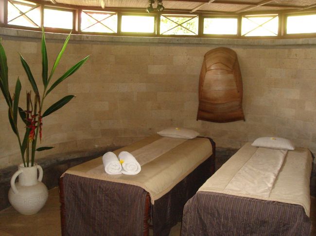 バスルームに、マッサージベッドがあります。<br />私は、エステもパッケージになってるプランなので、エステルームでのマッサージのみのようですが、フリーなら、出張してやってくれるコースもあるのかな？<br />