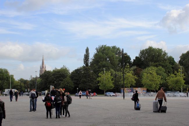 新幹線の様な車両を想像していたのですが、東海道線の普通列車のような感じ。一応、インターシティです。<br /><br />中央駅出発後、市内の数駅に停車し、ゲントを経由してブルージュへ。ガイドブックによると、50分とのことですが、これは市内を抜けてからの時間でした。中央駅からだともう少しかかります。<br /><br />後日気が付いたのですが、同じ行き先でも、ブリュッセルの北（Nord駅方面）を回って行くケースと、南（Midi駅方面）を回って行くケースがあるようです。また、市内の停車駅のパターンも複数ありそうです。中央駅以外を使う場合は注意が必要です。<br /><br />そんなこんなで、ブルージュ到着。駅から中心部までは少し距離（2kmほど）があります。この写真でもマルクト広場の鐘楼が少し遠くに見えています。（後で気が付いたのですが、実は大きく見えているのは聖母教会。鐘楼はずっと向うの小さく見えているものです。）<br /><br />バスもありますが、我々は、少し遠回りにして、愛の湖経由で歩いて行くことに。まっすぐ中心部に歩いて行く人の方が多かったように思います。