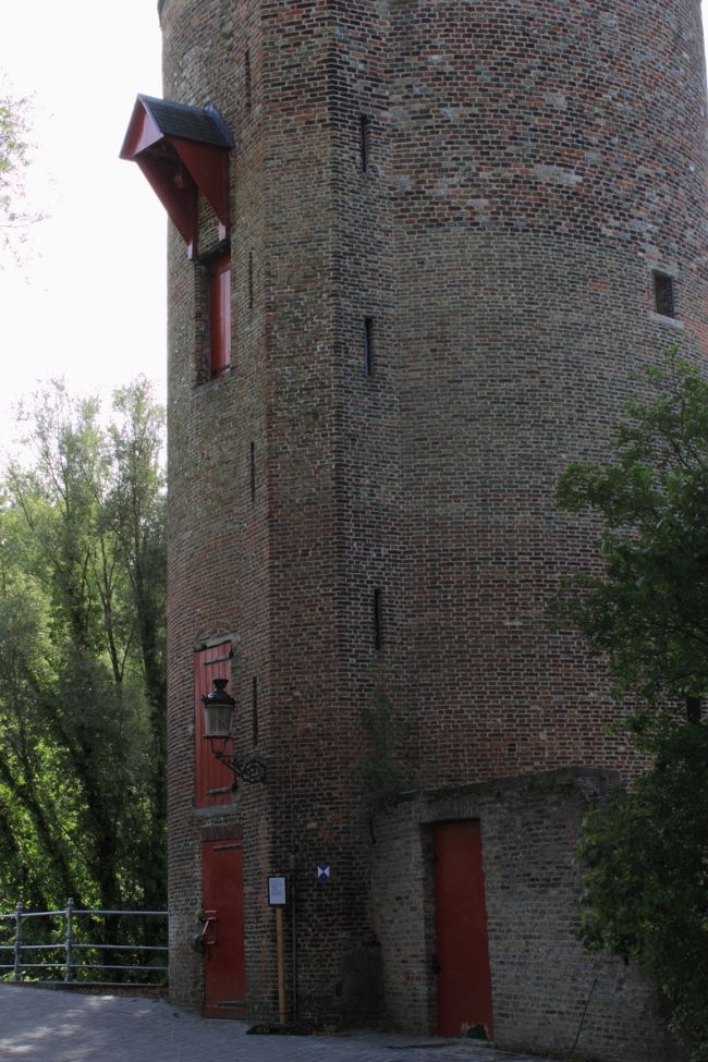 湖（といっても、池と言った方がよさそうな）脇に塔があります。