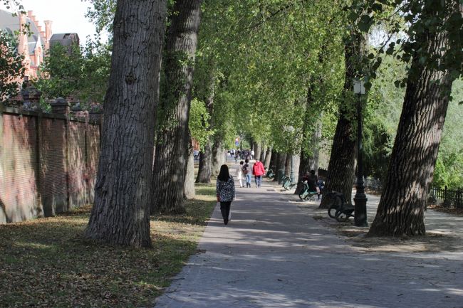 こんなところを通って、中心部に向かいます。