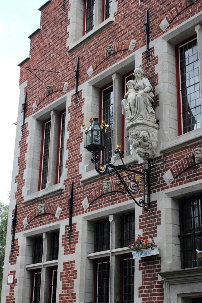 凝った装飾の建物が続いていました。