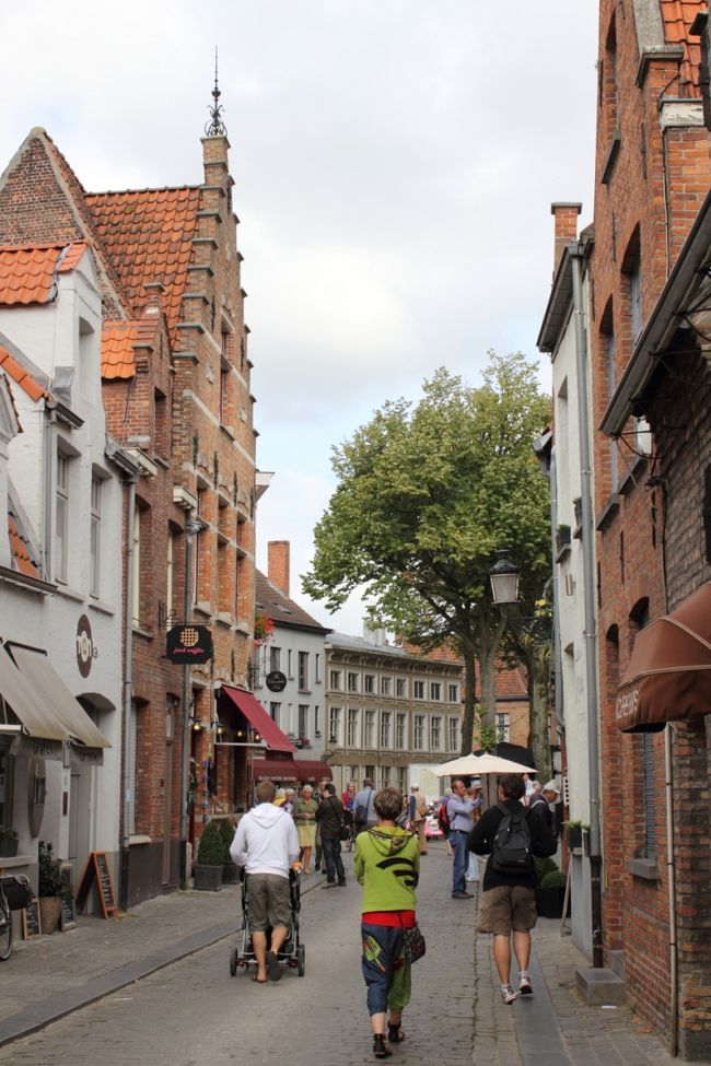 市街地に入り、中心部方面へ向かって、適当に高い建物を目指して歩いていきます。