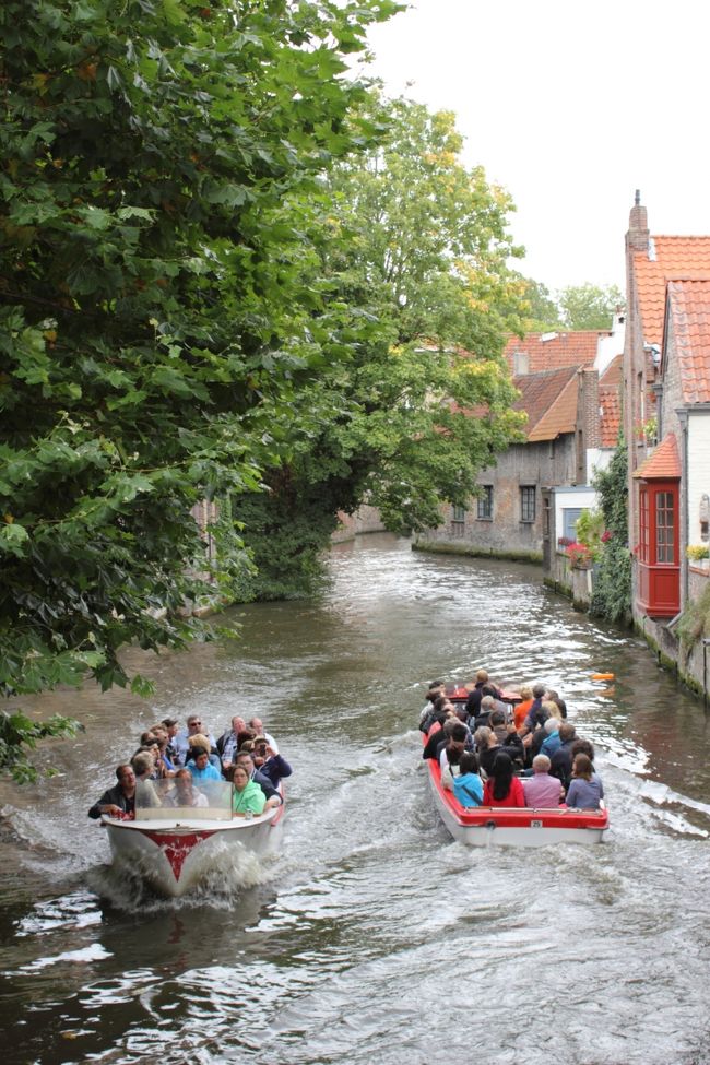 実は、運河めぐりのボートは、ヴェネチアのゴンドラや、ケンブリッジのパンティングみたいに、ゆったりとしたのを想像していました。しかし、実際見ると、この写真のように、ものすごい勢いで、通り過ぎて行きます。ちょっと引くくらいの水しぶきです。