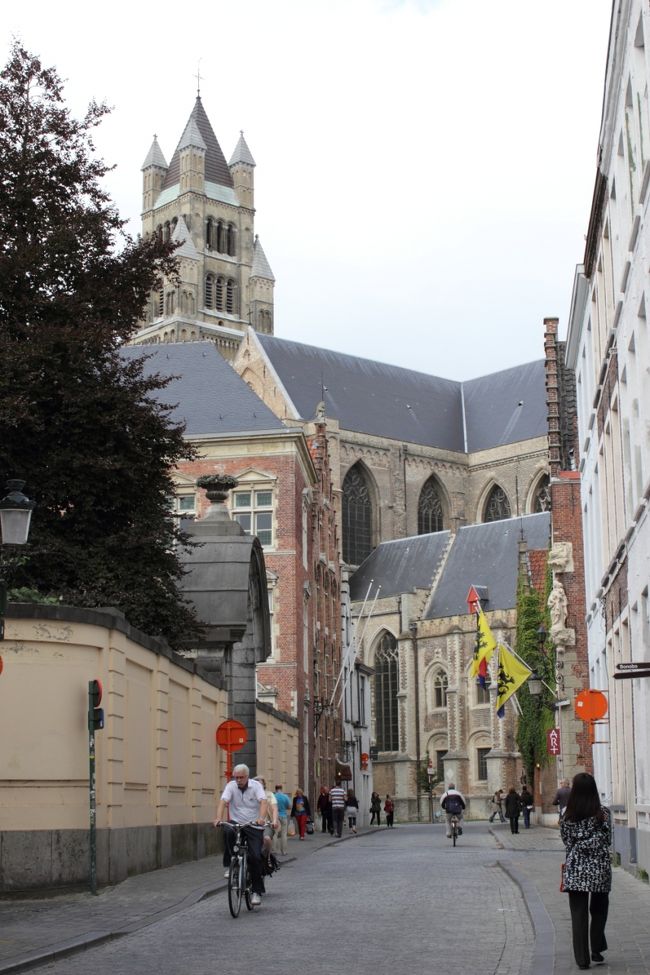 これは多分救世主大聖堂です。<br /><br />駅から見える大きな塔はひとつだけでしたが、歩いていると、結構たくさん高い塔があります。