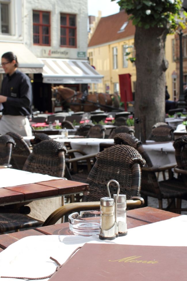 とりあえずの目的地、マルクト広場に達していませんが、ランチタイム。<br />ここはシモンステファン広場。5分も歩けばマルクト広場です。<br />Poules et Moules<br />https://plus.google.com/105701041293429564551/about?gl=jp&amp;hl=ja#105701041293429564551/about?gl=jp&amp;hl=ja<br />広場わきにお店があり、広場にもこのように席を設けています。<br />広場周りのレストランはどこも同様の営業形態でした。<br /><br />お手洗いを借りたので、店内も見ましたが、変わった作りでおしゃれです。<br />↓に写真が少しだけあります。<br />http://www.poulesmoules.be/<br /><br />