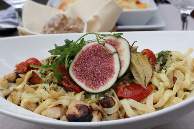 カレー風味のチキンパスタ、15.25ユーロ。<br />後日、アントワープでもカレー風味のペンネを食べました。<br />ベルギーではカレーパスタがポピュラーなようです。<br /><br />もう少し塩がほしいところでしたが、軽いカレー風味とチキン、パスタの相性が良く、盛り付けも綺麗で満足の出来栄えでした。<br />