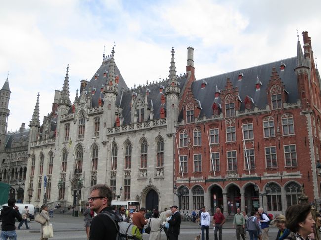 実は、時間があれば近郊のダムへも足を延ばそうと計画していました。<br /><br />マルクト広場からバスが出ていることを調べていたのですが、バス停を探し当てたものの、1日数本のみ。まともに帰ってこられる当てもなく、断念しました。運河を船で行くことも出来るし、近いからタクシーという手もあるのかもしれませんが、4トラの旅行記もすごく少ないので、交通の便は悪いのでしょうね。<br /><br />たしか、オーストリア航空の機内誌で大々的にダムの宣伝をしていたので、もっと便利だと思い込んでいました。残念ですが、その分、ブルージュを満喫できたと考えましょう。