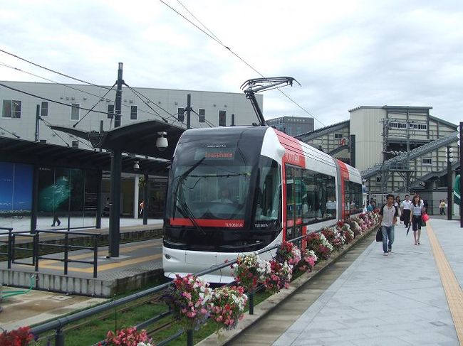 富山駅前に向かうとこんなかっこいい路面電車が止まっていました。富山ライトレールというのだそうです。今回は乗る時間がなかったですが乗ってみたいです。