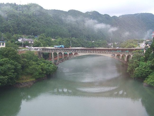列車は神通川に沿って走っていきます。神通川というと、社会の時間で習ったイタイイタイ病のイメージがありますが、けっこう景色がいいです。でも雨のせいかかなり霞んでいます。