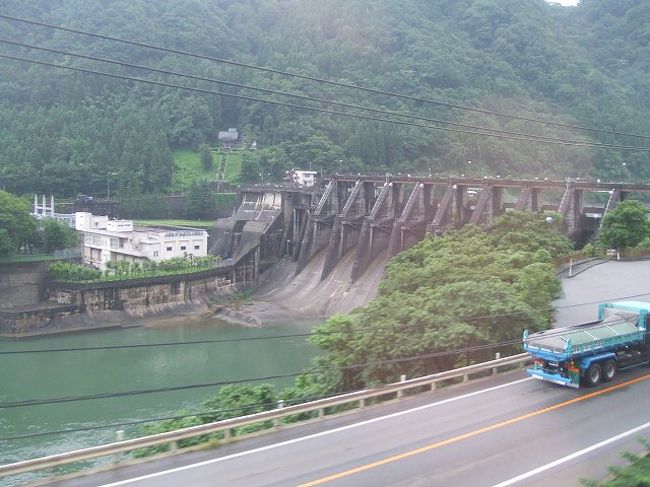 こんな感じにダム？水力発電所？があったりして。最近、ローカル線に乗るとこういう景色はよく見るなぁ。