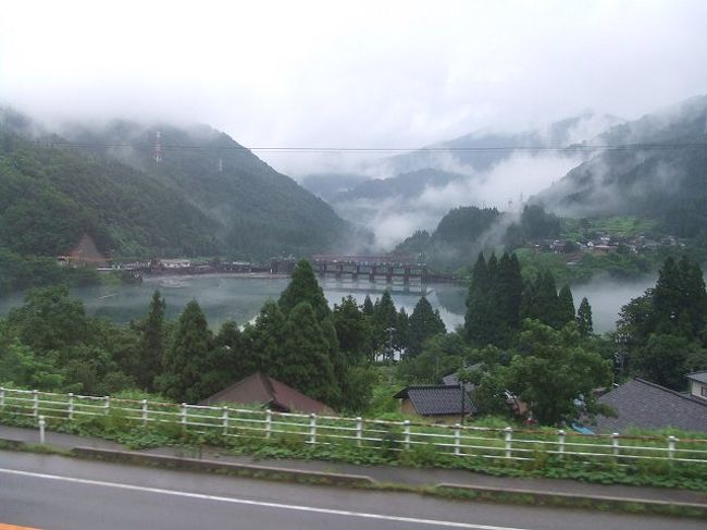 雲がかかって幻想的な風景が車窓に広がっています。