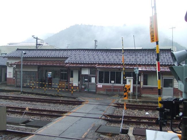 時間があったので猪谷駅の駅舎を撮ってみました。霧がかかっていい雰囲気でした。