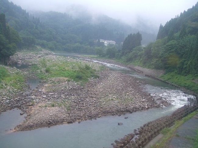 川に沿って走っていきます。
