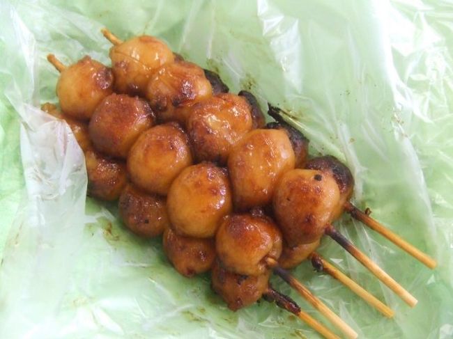 駅の構内で焼き団子を売っていたので、小腹が空いていたので購入。駅の構内の売店で焼いているのでその場で熱々が食べられます。車内で食べました。
