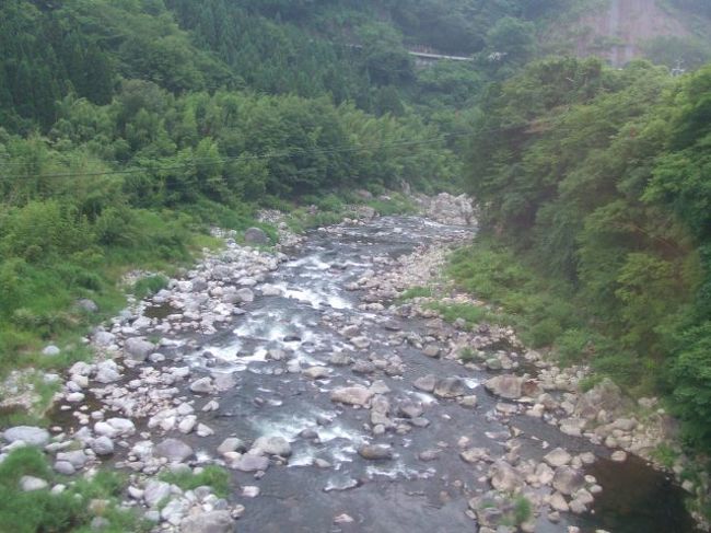 ふたたび山間に入り、川に沿って山を下っていくと、今回の目的地、下呂に到着します。