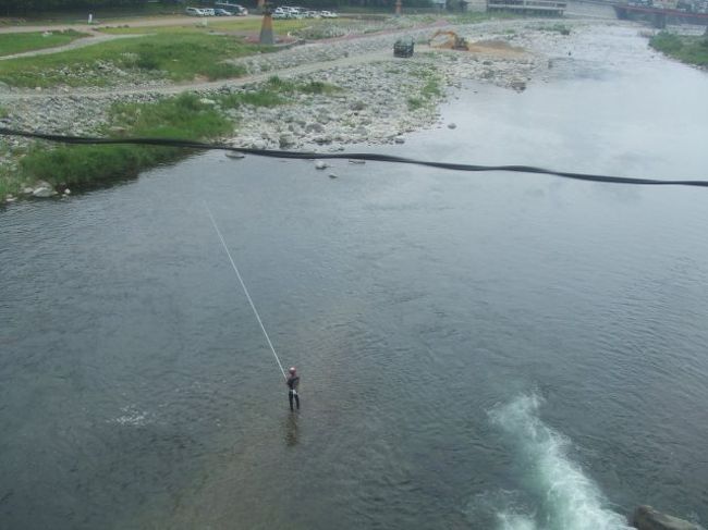 川で釣りをしている人が見えました。何が釣れるのだろう。<br />まもなく下呂駅です。