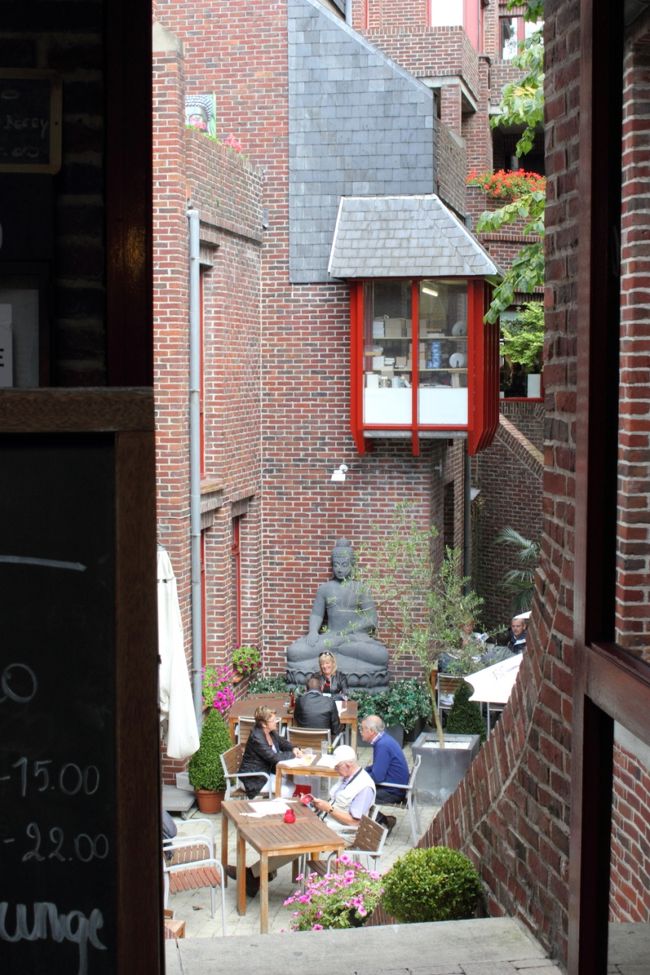 こちらは、鐘楼脇の小道を入ったところにあるレストラン。<br /><br />小さなアーケードを抜けると急に眼下に庭が広がりレストランになっています。しかも、なぜか仏像。面白かったので写真を撮ってみました。<br /><br />もし探し当てたら、料理のレポートをお願いします。