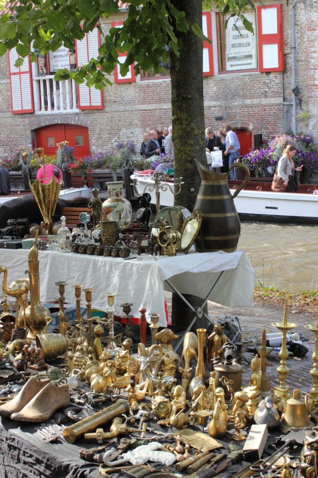 ダイフェル運河岸の蚤の市です。<br />