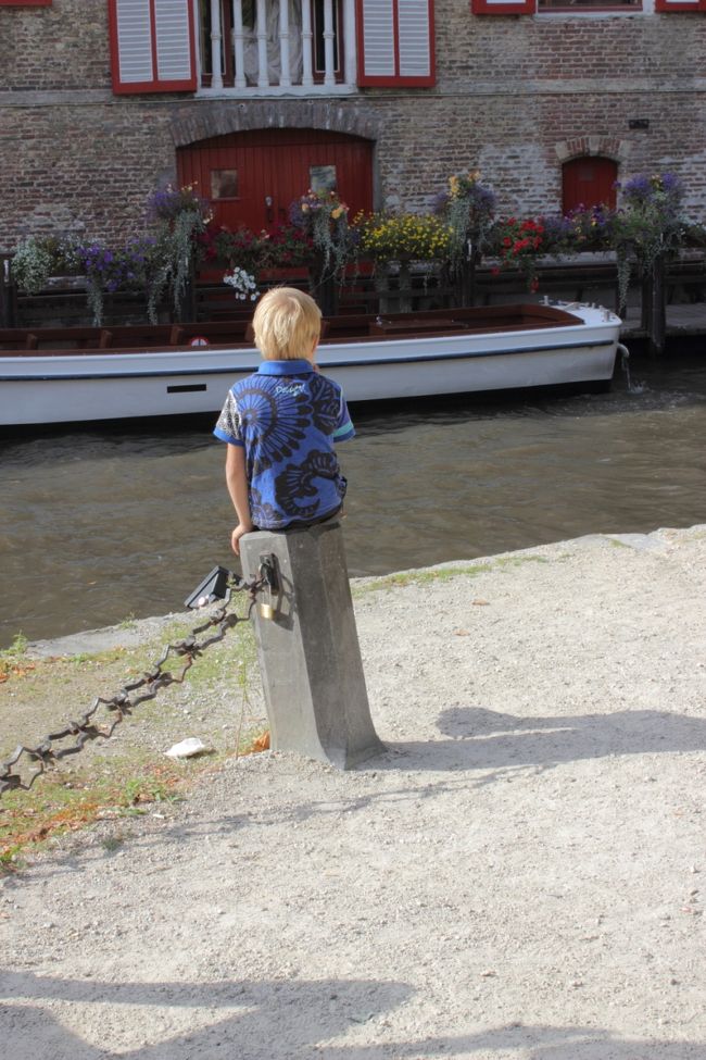 たそがれる少年。