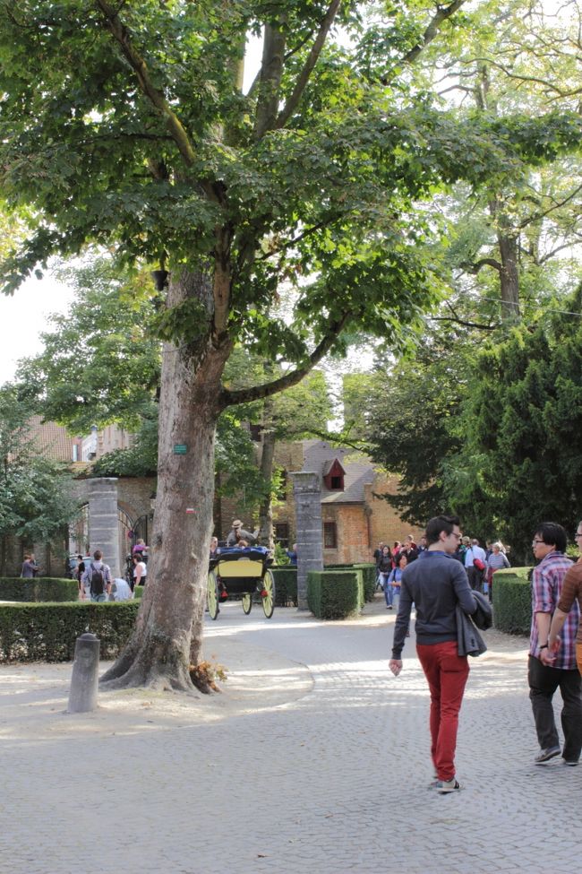 上の写真の周辺にボート乗り場がたくさんあるのですが、行列が出来ていました。十分運河もボートも見たし、思ったより風情が無いので、乗らないことにしました。もう少し人が少なかったら乗ったかも。