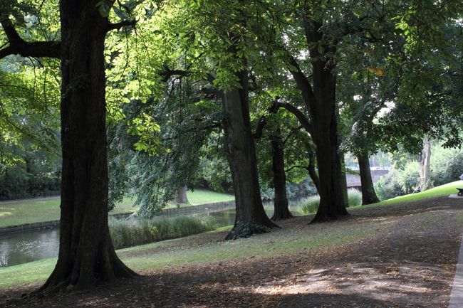 ブルージュを後にします。<br /><br />ブルージュは、ガイドブックに紹介されている所だけでなく、街全体が見どころにあふれた、素晴らしいところでした。いつも、こんなところに泊ってゆっくりするのもいいなあ、と思うのですが、名残り惜しいくらいがいいのかもしれません。