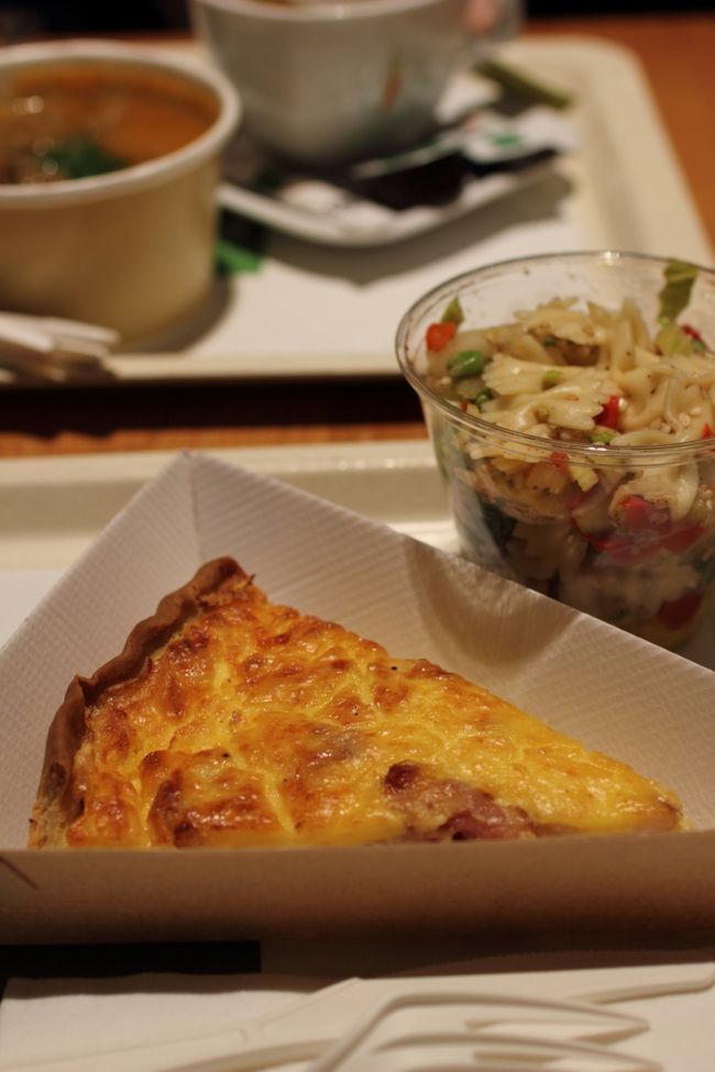 前日にも行った、EXKI AGORAです。<br />調べてみたら、ヨーロッパ各国にあるんですね。<br />http://www.exki.be/en-be/home<br />今まで気が付きませんでした。<br /><br />この日はキッシュとパスタサラダ。