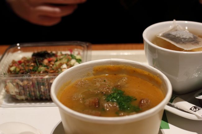 カボチャのスープに穀物系のサラダ、そしてお茶。<br /><br />全部で15ユーロほど。<br /><br />キッシュは温かい状態で食べることが出来、バターのほのかな香りで、大満足の味でした。