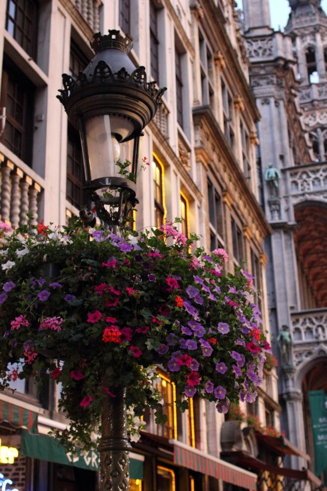 日没間際のグランプラスは美しい色合い。