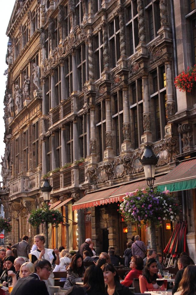 みんな楽しそうです。<br /><br />さて、この時点で翌日どこに行くか決めていませんでした。<br />１晩かけて考えます。<br /><br />候補は、この日、通過しただけのゲント、北ならアントワープ。ブリュッセル近郊のメッヘレンなどの小都市。少し遠くに行くなら、リエージュかナミュール。さらに足を延ばして、ディナンとフレイール城。たくさんの選択肢から、どこを選ぶか、、、、１晩かけて、夢の中で考えました。<br /><br />１日目　出発から到着まで<br />http://4travel.jp/traveler/akky24/album/10710180/<br />２日目　ブリュッセル市内観光　その１<br />http://4travel.jp/traveler/akky24/album/10711975/<br />３日目　ブリュッセル市内観光　その２<br />http://4travel.jp/traveler/akky24/album/10714908/<br />もどうぞ、ご覧ください。<br /><br />5日目も作成しました。さて、どこに行ったでしょうか？<br />http://4travel.jp/traveler/akky24/album/10720931/<br />