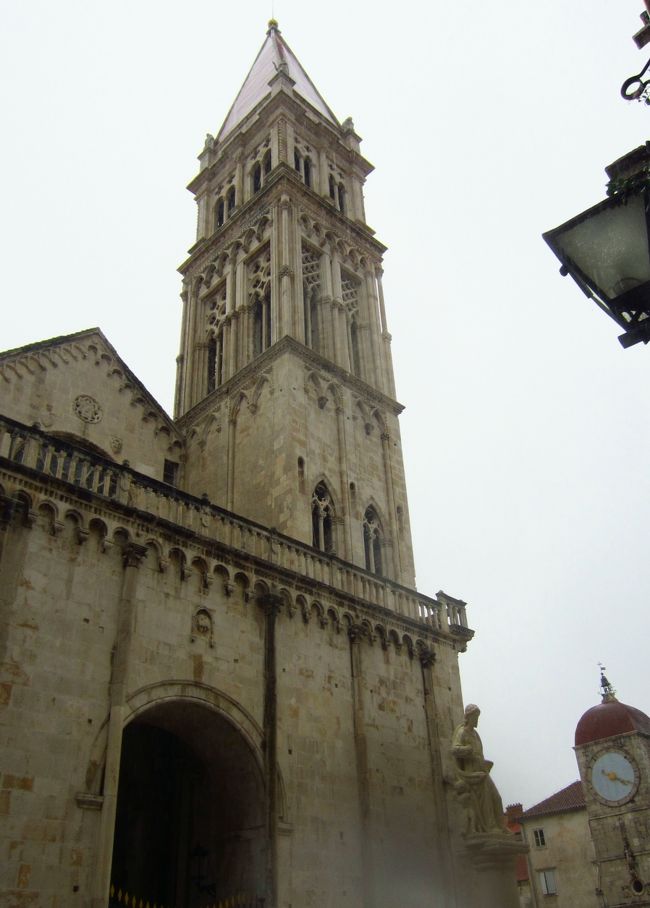 やっと、14：00頃スプリト長距離バスターミナルに到着。予定到着時間より、1時間遅れでした。スプリト到着後、スプリトの宿泊ホテルを捜し、荷物を預けて、再びトロギルへバスで移動。<br />この写真は、トロギル（世界遺産）の旧市街のシンボル、聖ロヴォロ大聖堂です。クロアチアの青い空はまだ顔を出してくれません。小さな雨粒がパラパラと落ちてくる天気でした。