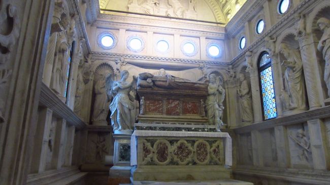 聖イヴァン礼拝堂の石の棺が置かれた所です。