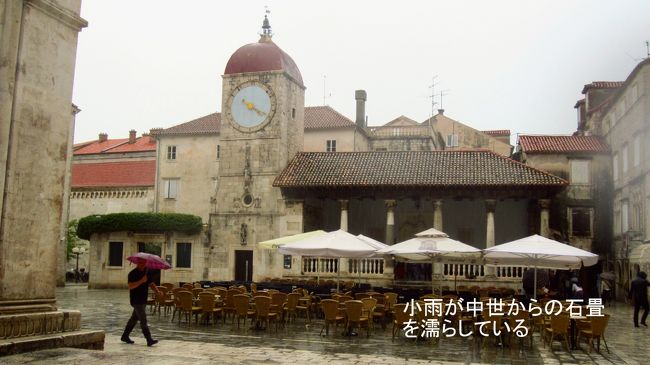 聖ロヴォロ大聖堂前にある時計塔と雨にぬれた広場。古い町並みには、静かに降る雨としっとり濡れた石畳がぴったり合う感じ。観光客が少ないので、街の中に溶け込む様に歩くことが出来、これも個人旅行の良さかも知れませんね。
