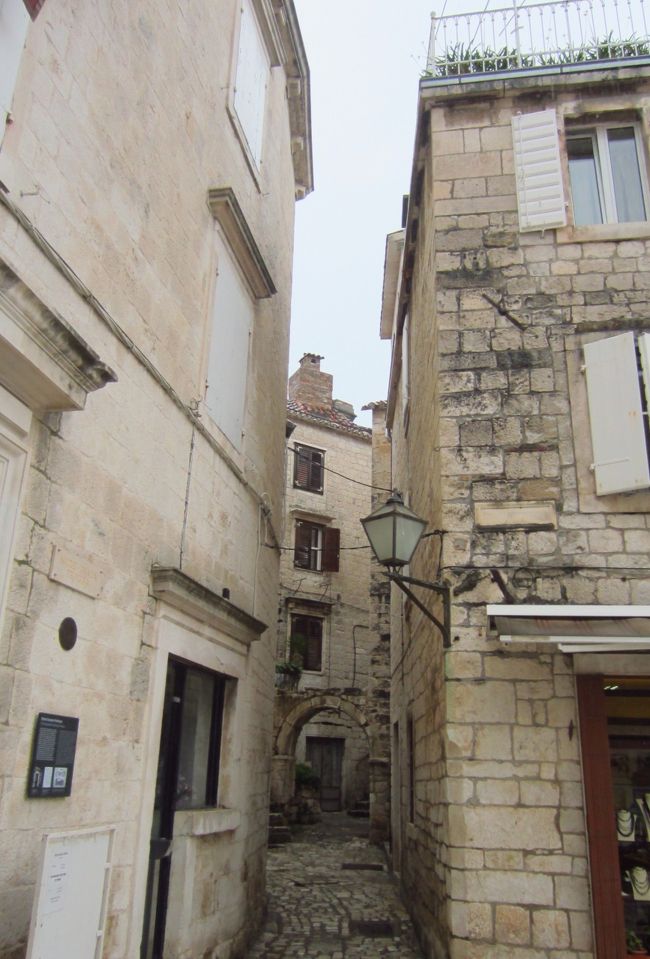 トロギルの街中はこの様な迷路のような細い路地が続いています。「知らない街を歩いてみたい」そんな気持ちにさせる、タイムスリップした中世の街への入口の様な所です。