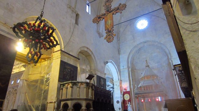 大聖堂内部。十字架が下げられた主祭壇前。