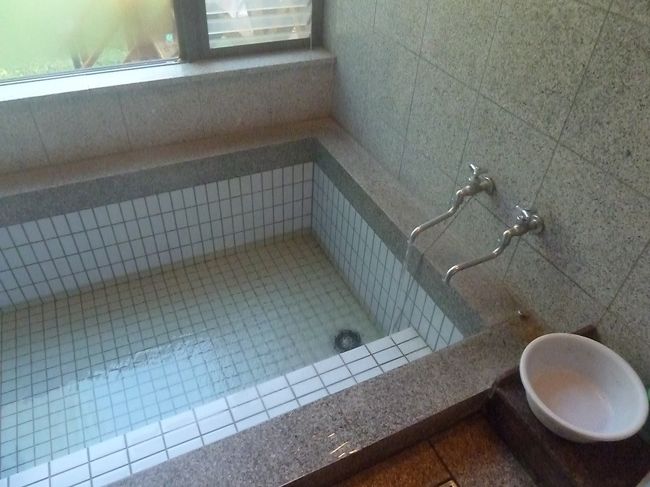 すぐさま温泉をためます。<br /><br />大人３人でも余裕で入れます。