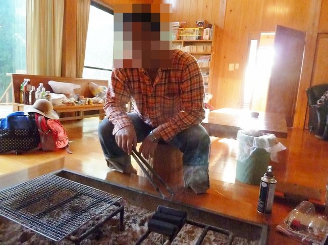 炭をおこすKさん