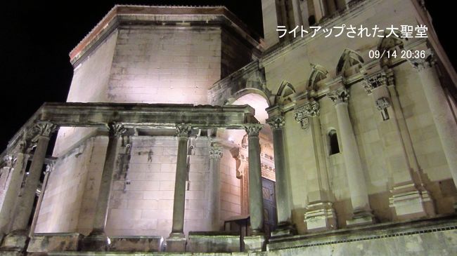 ライトアップされた大聖堂と鐘楼。