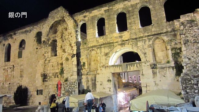 銀の門の外側から写す。ローマ時代から風雪、地震など多くの想定外の試練に耐えた遺跡の持つ、存在感。<br />この銀の門の前にあるこの日の宿に戻ったのは夜の9時。この日の歩数は15,092歩だった。