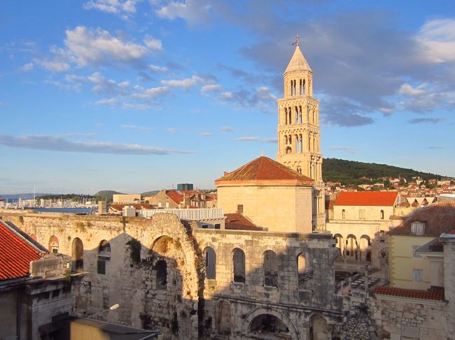翌日（9/15）待ちに待ったダルマチア地方らしい澄み切った青空が顔を出した。朝日がピンク色に大聖堂の鐘楼を染めている。