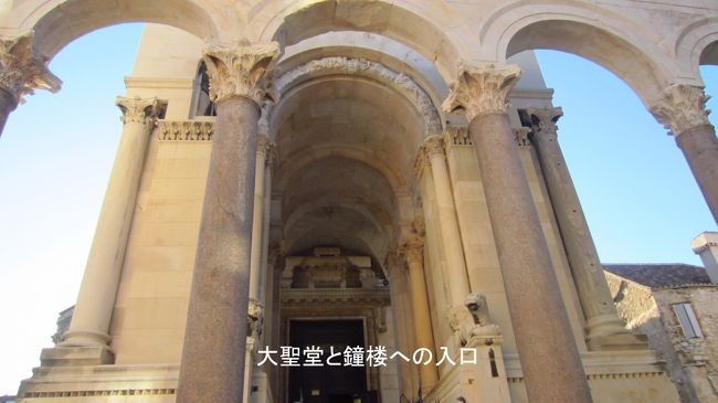 大聖堂と鐘楼への入口。朝の早い時間なので、観光客がほとんどいない。