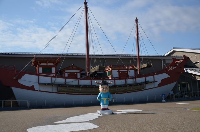 「遣唐船」の復元模型の所に来ました。横には資料館があります。前で写真を撮っていると建物から女の人が出て来て入館を進められましたが入りません。入館料500円。