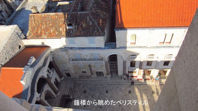 鐘楼の最上階からペリスティル広場を写す。