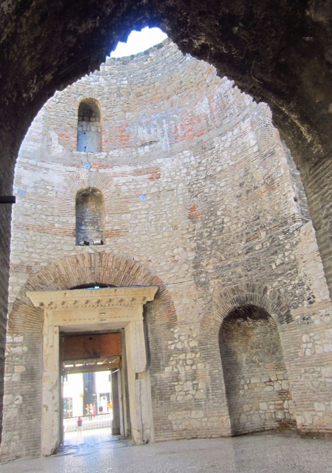 鐘楼から降りて、宮殿内の遺跡見学が続く。この写真は海側（南側）の門、青銅の門とペリスティルの間にある前庭。2000年近く生き抜いてきた石組と言うかレンガ積みの素晴らしさに圧倒される。