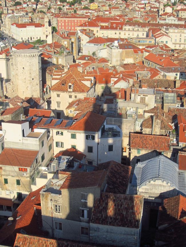 鐘楼の影と旧市街の家々の白い石壁と赤い甍のコントラストがなんとも印象的でした。