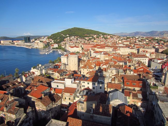 最上階のフロアに到着。最上階のフロアは広く、階段よりも恐怖感は湧かないのではないでしょうか。<br />高い所まで上がった、価値は勿論あります。360度の素晴らしい展望を楽しめます。誰もいなかったので、この朝の絶景を一人占めにすることが出来ました。この写真は鐘楼から見て、マルヤンの丘の方向で、西側になります。秋分の日に近いので、東からの太陽の光が鐘楼の影をまっすぐ西に描いています。