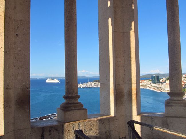 鐘楼の円柱の間から見える紺碧のアドリア海の方を入れて、思い出に残る1枚。